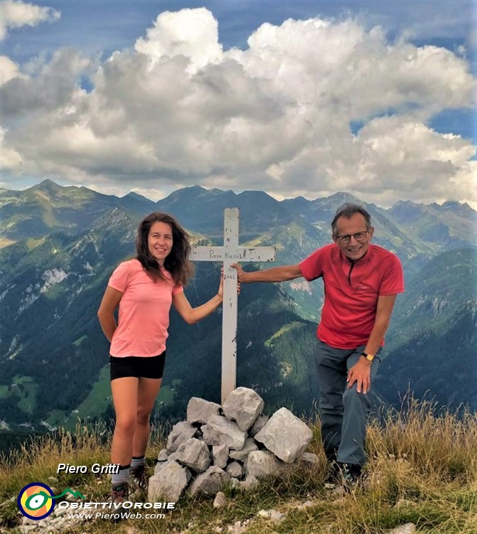 70 Alla croce di vetta del Pizzo Badile (2044 m) con Serena.jpg